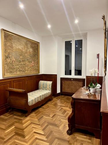 罗马Domus Giovanna的客厅配有沙发和墙上的绘画