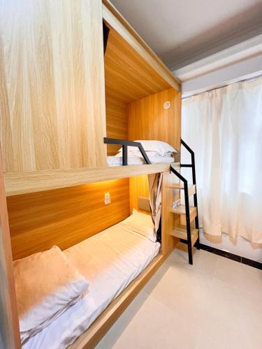 香港Waveflo Hostel 浪花青旅的一间小房间,内设双层床