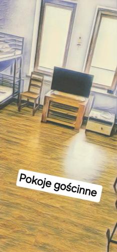 Wola MrokowskaPokój gościno pracowniczy的一张带桌椅的房间的画