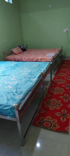 德奥加尔Anand Bhavan的红地毯间内的两张床
