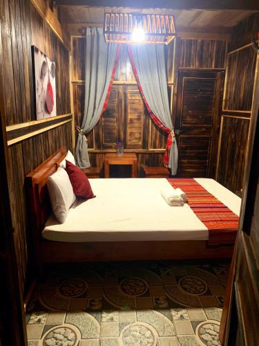 Làng BangPuluong Bao Gia Homestay的一间卧室设有一张大床和窗户