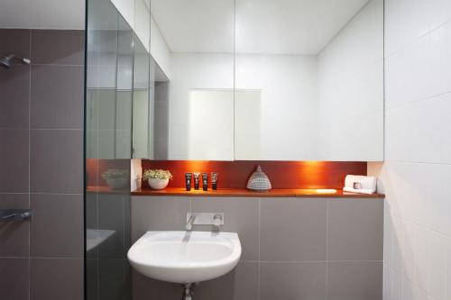 悉尼Bellevue Beauty的白色的浴室设有水槽和镜子