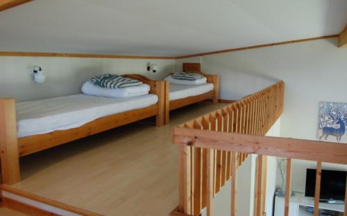 Gustavsfors阿尔卡特拉斯酒店的楼梯间设有两张双层床