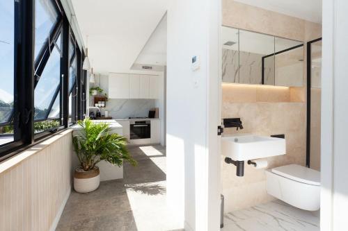 悉尼The Treehouse Penthouse的一间带水槽和镜子的浴室