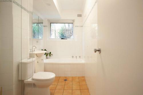 悉尼La Brisa Coogee的白色的浴室设有卫生间和水槽。