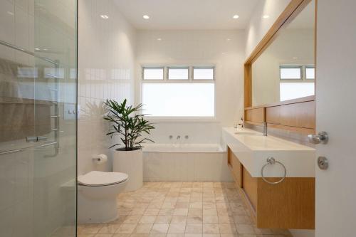悉尼The Cali Beach house Bronte的浴室配有卫生间、盥洗盆和淋浴。