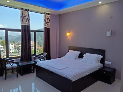 PithorāgarhHotel-78的一间卧室设有一张床和一个大窗户