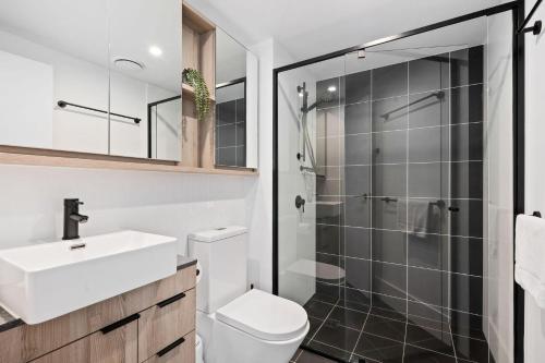布里斯班Queen Windsor的浴室配有卫生间、盥洗盆和淋浴。