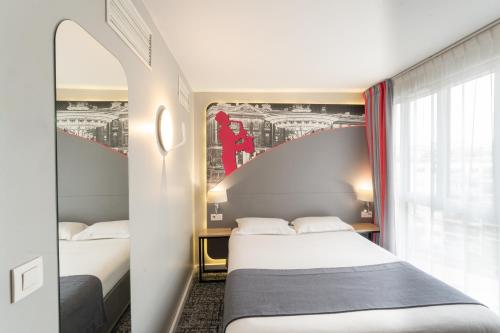 巴黎Hotel Inn Design Paris Place d’Italie (ex Timhotel)的酒店客房设有两张床和窗户。
