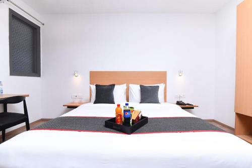 新德里Hotel Rudra的卧室配有一张大白色的床和书桌