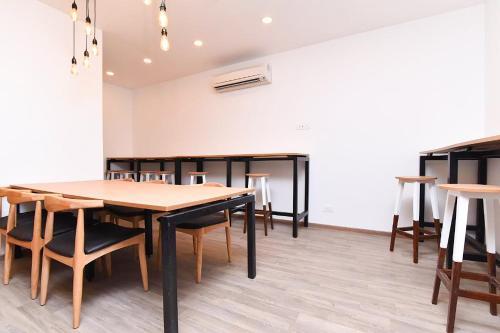 新德里Hotel Rudra的用餐室配有木桌和椅子
