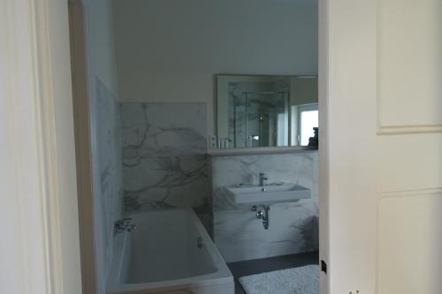 不莱梅Villa mit 5 Schlafzimmer的一间带水槽、卫生间和镜子的浴室