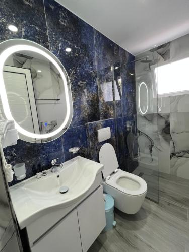 卡萨米尔Vila Melina的一间带水槽、卫生间和镜子的浴室