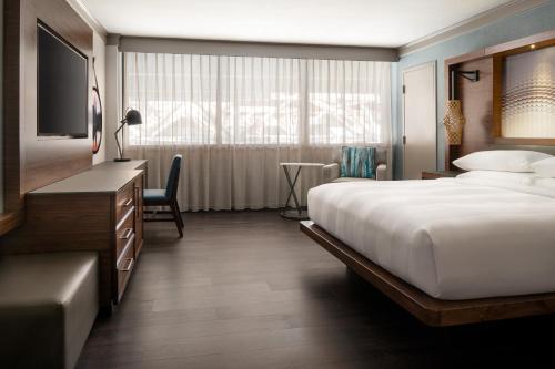 西塔科西雅图机场万豪酒店的酒店客房,配有床和电视