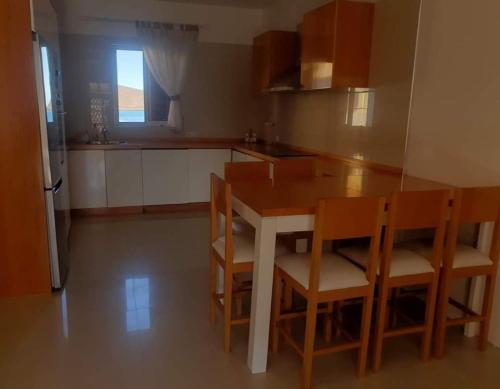 明德卢L2B - São Vicente的厨房配有木桌和椅子