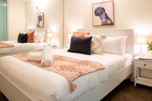墨尔本Stylish Port Melbourne Pad的一间卧室配有两张带枕头的床。