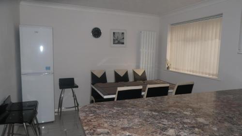 BlackwaterSpacious 4 bed Farnborough AirShow的客厅配有桌椅