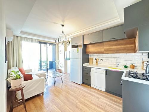 梅尔辛Yeni denize yakın minimalist evler的厨房以及带沙发和冰箱的客厅。