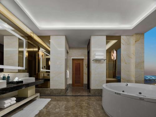 顺义北京首都机场希尔顿酒店的带浴缸和盥洗盆的浴室