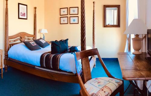 都图河畔巴德弗尔斯海岸酒店的一间卧室配有一张床和一张木椅