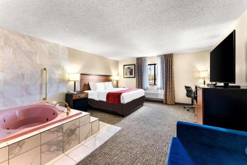雷丁里丁康福特因酒店的酒店客房带一张床和浴缸