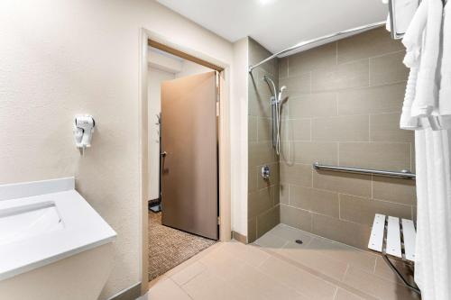 雷丁里丁康福特因酒店的带淋浴和盥洗盆的浴室