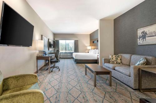 克拉克斯维尔Comfort Inn & Suites的酒店客房设有一张沙发和一张床