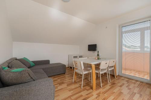 Velike BlokeApartments Lavrič - Happy Rentals的客厅配有沙发和桌椅