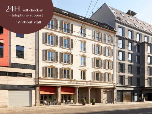 柏林Classik Hotel Hackescher Markt - Self Check In的一条城市街道上的白色大建筑