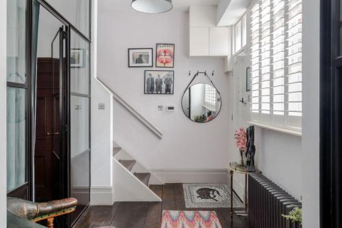 伦敦Magic Moments - London Bridge - by Frankie Says的走廊设有白色的楼梯和镜子