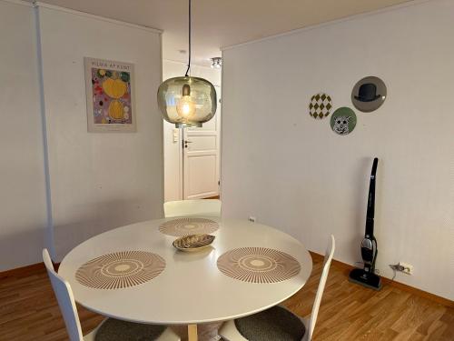 索拉Enjoy Entire Condo near Stavanger airport的白色的用餐室配有白色的桌椅