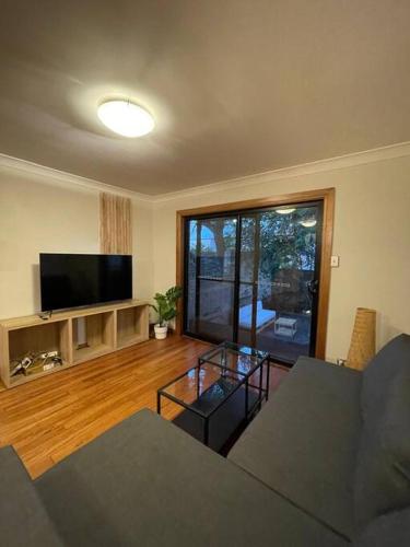 悉尼Comfortable 3 Bedroom House Pyrmont的带沙发和平面电视的客厅