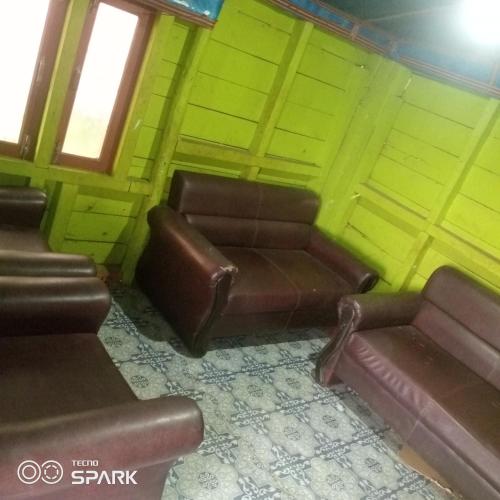 KohīmaAmen homestay的一间等待室,配有两把椅子和一张沙发