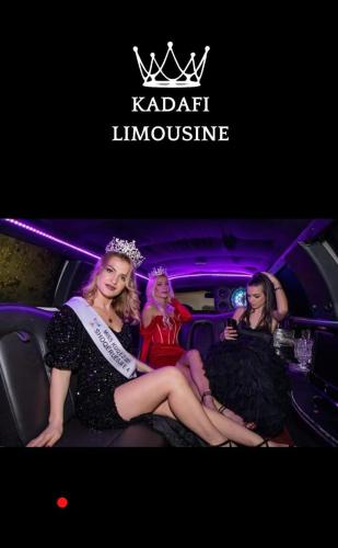 都拉斯Rent a Limousine的一群坐豪华轿车的妇女