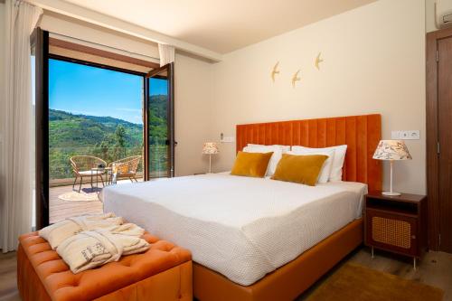 Penha LongaQuinta de Cabanas Douro - By Unlock Hotels的一间带大床的卧室和一个阳台