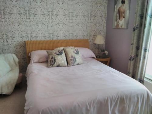多切斯特The Old Rectory的卧室内的一张带两个枕头的床