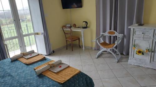 Arquata ScriviaB&B Villa S Anna Hospitality Solutions的一间卧室,在床上和桌子上配有两条毛巾