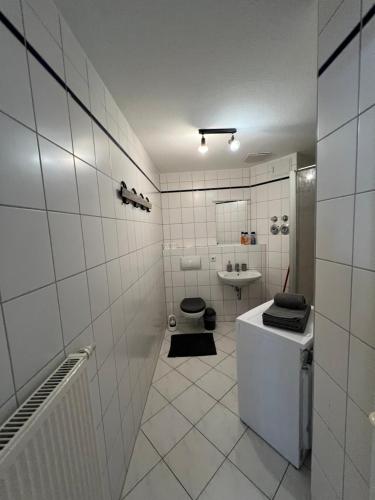 哥达Fewo 7的白色的浴室设有卫生间和水槽。