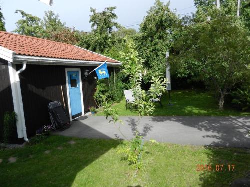 费尔耶斯塔登Gemütliches Ferienhaus mit Garten in der Nähe zum Meer的一座带蓝色门和庭院的房子