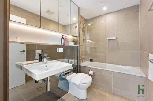 悉尼St Leonards 2B2B Apt with Skyview的浴室配有白色水槽和卫生间。