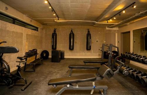 约翰内斯堡Blackbrick Sandton two no-loadshedding的墙上设有一排健身器材的健身房