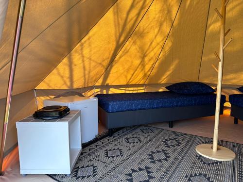 WarmondBell Tent的帐篷内的一个床位房间
