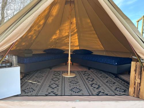 WarmondBell Tent的帐篷配有2个枕头和地毯