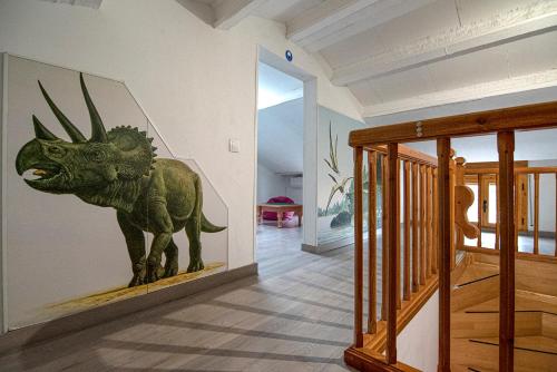 科利德纳尔戈Dinosaur House的走廊墙上的恐龙雕像