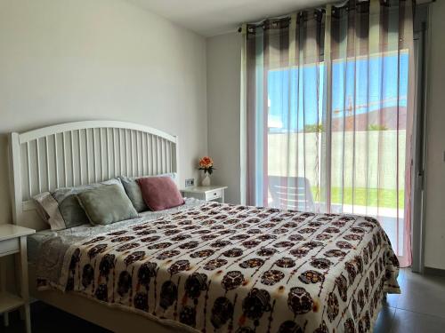 拉特吉塔Apartment 2 bedrooms and terrace的一间卧室设有一张床和一个大窗户