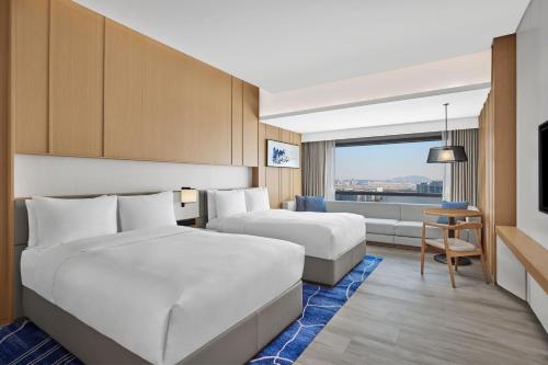 厦门厦门百琪万怡酒店的酒店客房,设有两张床和一张沙发