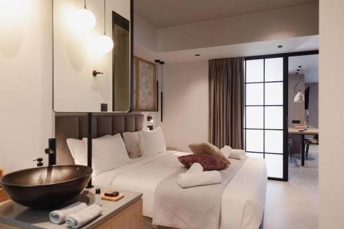 赫索尼索斯Orama Luxury Suite with private pool的一间卧室配有一张大床,上面放着碗