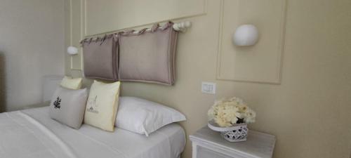 伊斯基亚Villa Antonietta Ischia的一间卧室配有带枕头和镜子的床