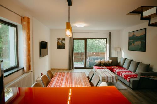 巴亚斯普列CABANA BERNER stațiunea Mogoșa的客厅配有沙发和桌子