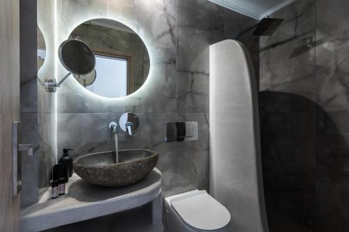 卡马利Polydefkis Hotel的一间带石质水槽和卫生间的浴室